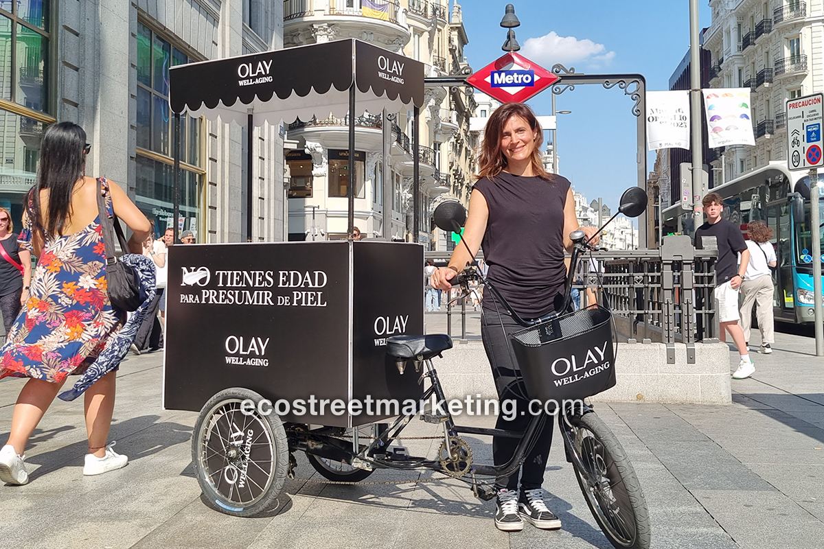 Foodbike con azafata repartiendo producto en Madrid