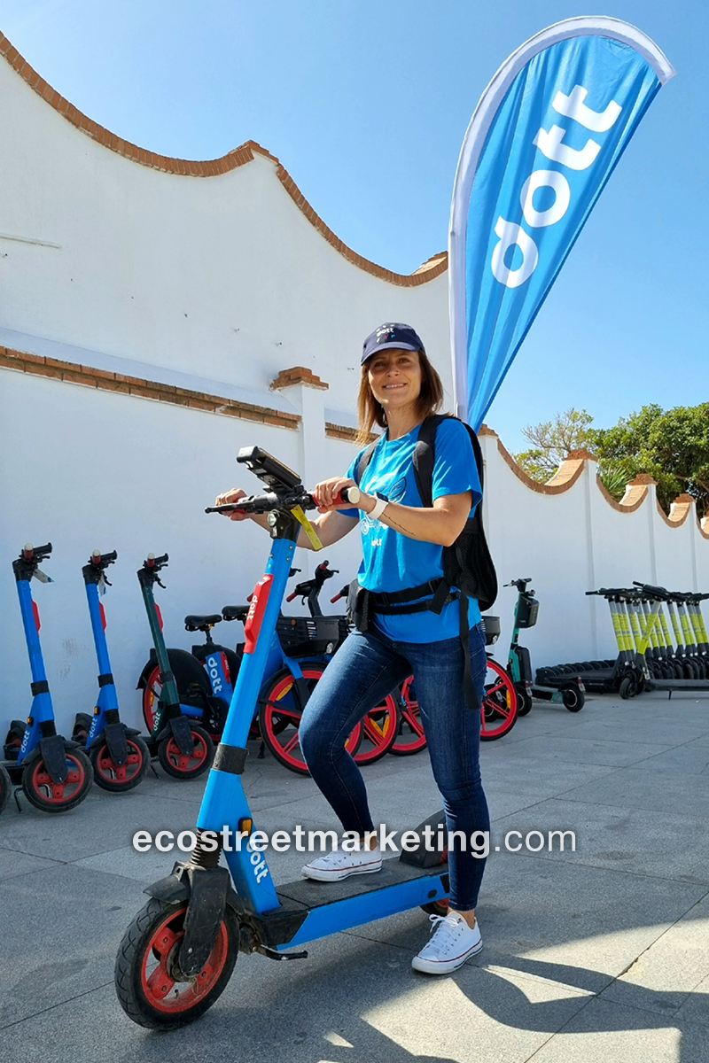 Medios patinete publicidad walker